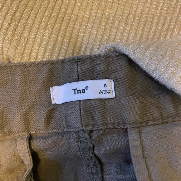 Aritzia cargo pants. Size 8 - Picture 3 of 3
